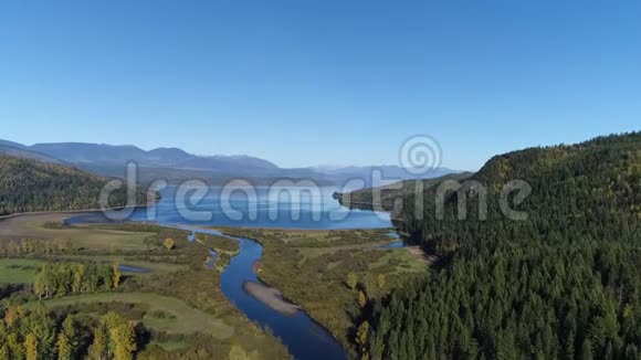 小溪穿过草甸湖和山脉视频的预览图