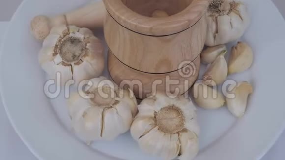 360度旋转支架上的大蒜和木蒜碎机视频的预览图