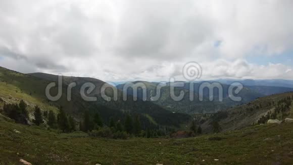 山谷全景从山顶俯瞰视频的预览图
