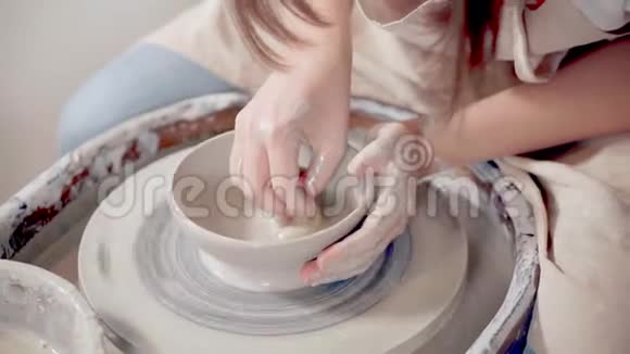 女人在艺术工作室做陶器视频的预览图