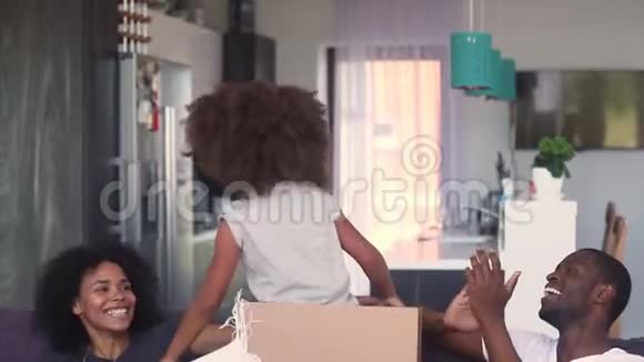 非洲家庭玩女儿庆祝搬家视频的预览图