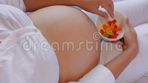 怀孕的拉丁美洲女人吃糖果视频的预览图