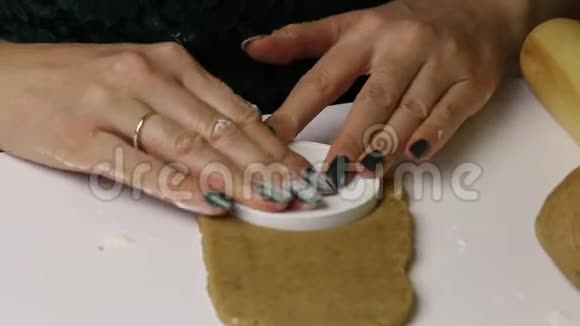 女人为姜饼做圆坯集装箱附近还有其他形式视频的预览图