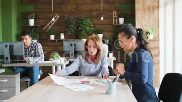 中年女性企业主和她的一位经理头脑风暴视频的预览图