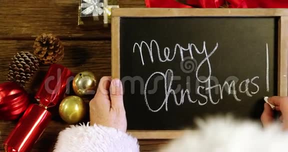 圣诞老人在石板上写圣诞快乐视频的预览图