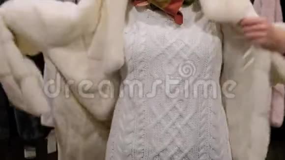 女人穿着豪华的白色貂皮大衣冬季时装模特貂皮大衣收藏视频的预览图