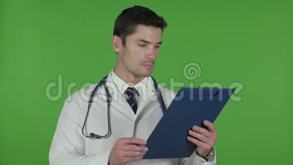 医生检查清单文件色度键视频的预览图