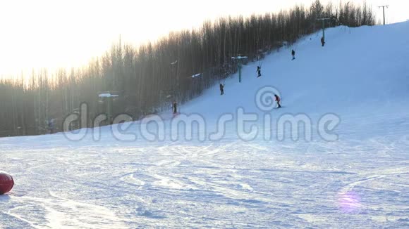 冬天滑雪者从山坡上滑下来视频的预览图