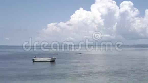 随着船船和小浪风在美丽的开放的云天里时光流逝泰国视频的预览图