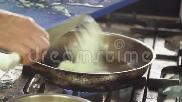 厨师把切碎的白色洋葱倒进去视频的预览图