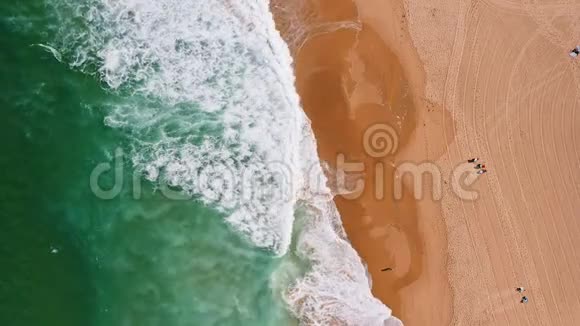 热带黄沙滩上波浪的顶部鸟瞰图鸟翠绿色海洋表面和视频的预览图