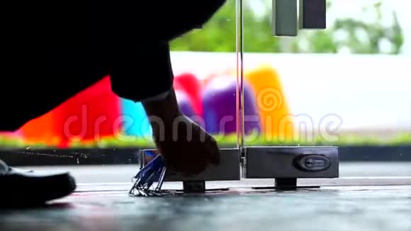 剪影男的手打开百货公司的玻璃门视频的预览图