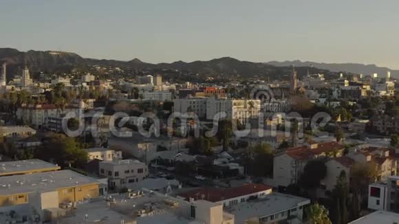 日出时加州好莱坞和好莱坞的无人机景视频的预览图