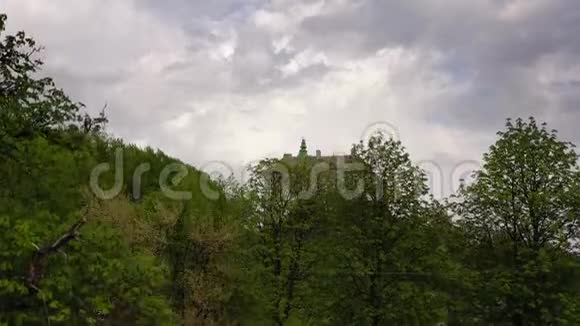 乌克兰春天奥列斯基城堡和周围景观的鸟瞰图视频的预览图