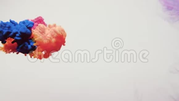 墨水输液覆盖橙蓝粉红烟云视频的预览图