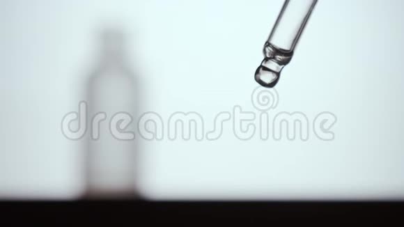 液体滴管或移液管液体掉落白色背景视频的预览图