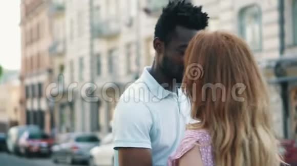 夏日里一对幸福的年轻情侣在街上拥抱视频的预览图