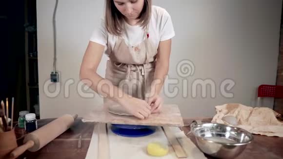 熟练的陶工在她的小作坊里制作陶器视频的预览图