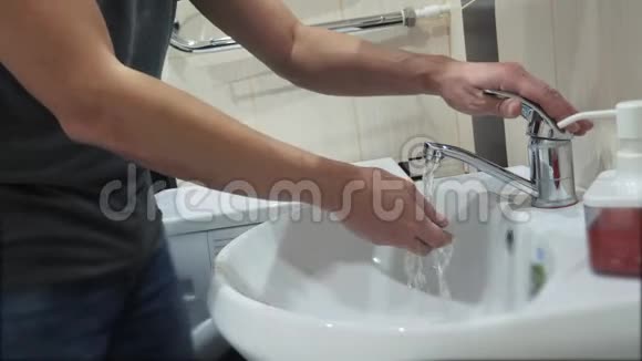 男人在浴室用自来水洗手人吃饭前洗手卫生防疫视频的预览图