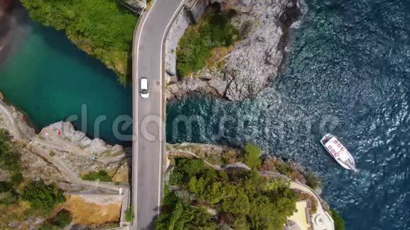 从上往下看菲奥多迪福雷海滩令人难以置信的天堂美景意大利南部岩石海岸圣士视频的预览图