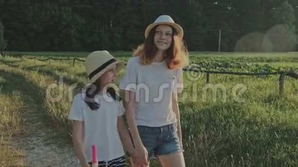 女孩孩子母亲和女儿在大自然中行走视频的预览图