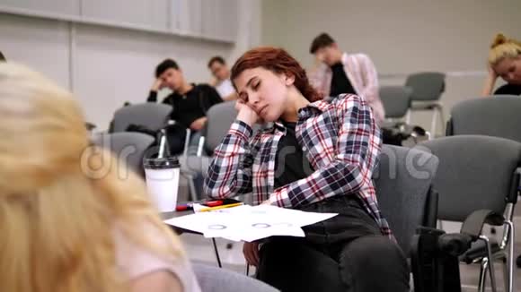 专注于大学里睡觉的女孩视频的预览图