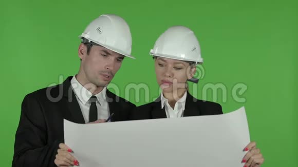 满意的男工程师向女工程师讲解施工图纸彩色钥匙视频的预览图