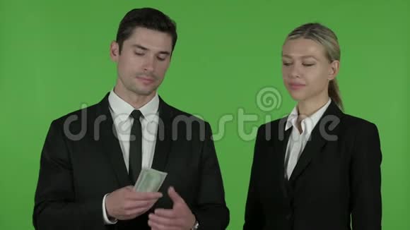 男性专业人员给予快乐女性专业人员美元Chroma键视频的预览图
