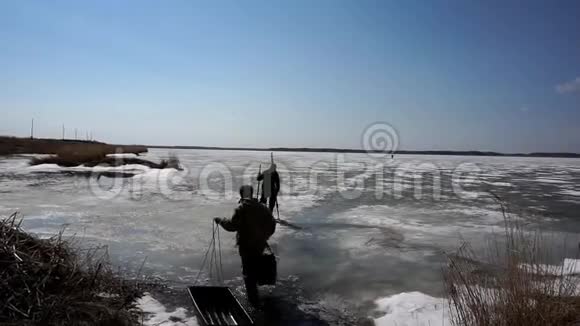冬天人们来到第一个冰上捕鱼视频的预览图
