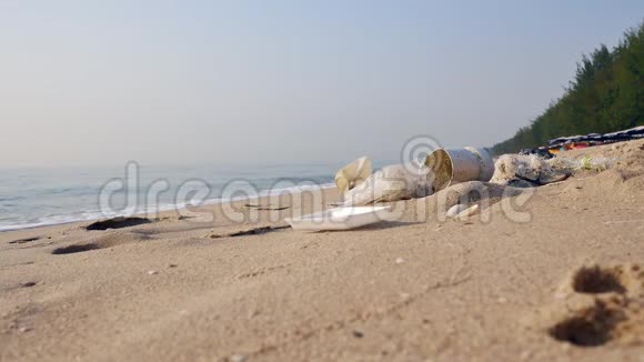 垃圾泡沫容器落在沙子上污染海滩视频的预览图