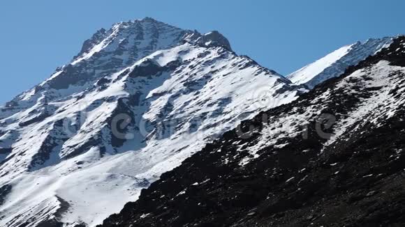 太阳使山上的雪暖和起来视频的预览图