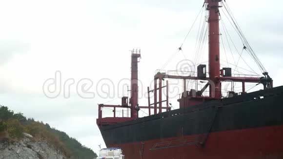 锈迹斑斑的干货船在陆地附近视频的预览图