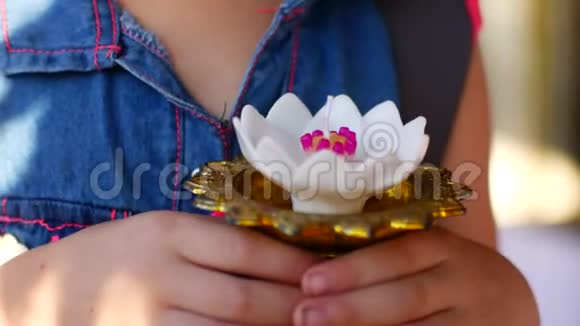 儿童在佛寺内点燃许愿蜡烛视频的预览图