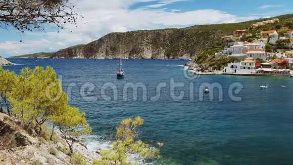 炎热的夏天游艇在海湾航行希腊阿索斯村和基法洛尼亚岛海岸的背景视频的预览图