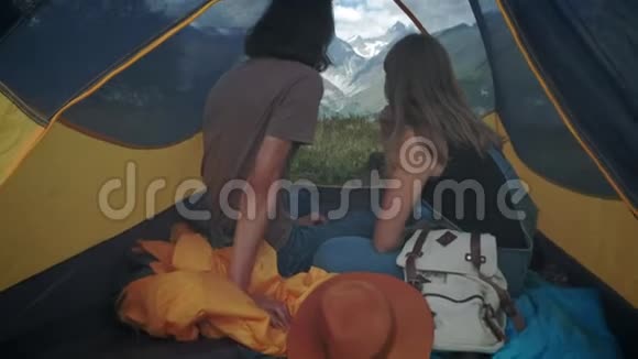 几个男人和女人在帐篷里旅行用小手指抓住吵架后要和好一种浪漫的消遣视频的预览图