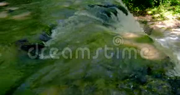 原木飘向被洪水淹没的河流上的瀑布视频的预览图