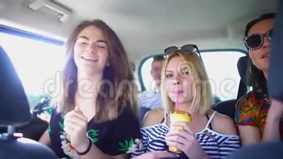 有趣的女孩和她的朋友像疯了一样在大汽车附近的其他人开车去度假慢动作视频的预览图