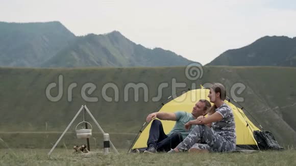 在阳光明媚的天气里有爱心的一对夫妇在帐篷前自然放松视频的预览图