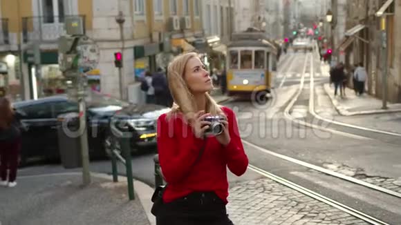 年轻女子穿过历史悠久的里斯本市中心视频的预览图