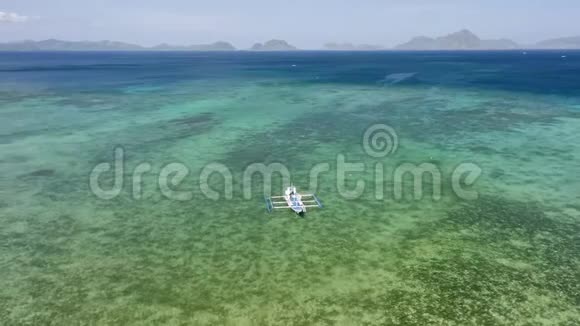 菲律宾船只停泊在ElNido村附近浅水泻湖湾的空中圆圈镜头巴丘特湾巴拉望视频的预览图