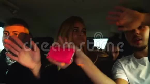 有趣的朋友在大汽车上疯狂地跳舞和唱歌开车去度假塞浦路斯视频的预览图
