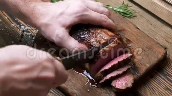 烤牛肉牛排的老式刀切厨师视频的预览图