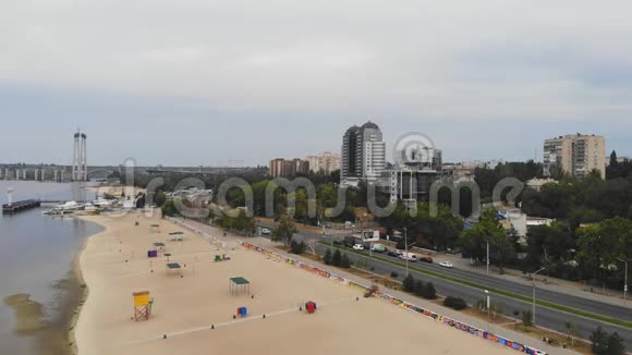 城市海滩的航拍视频视频的预览图