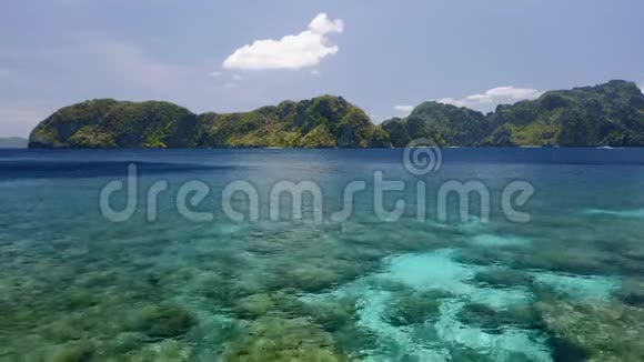 4高空低空飞越公海飞向热带岛屿ElNido巴拉望菲律宾巴奎特群岛视频的预览图