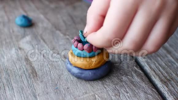 儿童雕刻塑料蛋糕精细的运动技能和儿童创造力视频的预览图