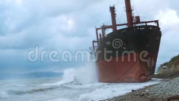 一艘大型干货船在石滩上搁浅视频的预览图