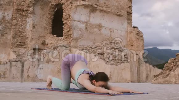 孕妇在日出时在户外做瑜伽妈妈在练习伸展运动视频的预览图