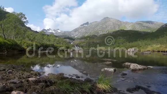 挪威峡谷的倾斜镜头有山脉和湖泊视频的预览图