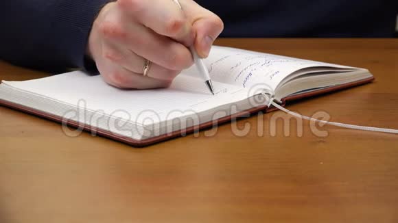 一个人在笔记本上写字视频的预览图
