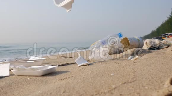 4K垃圾容器落在沙子上污染海滩视频的预览图